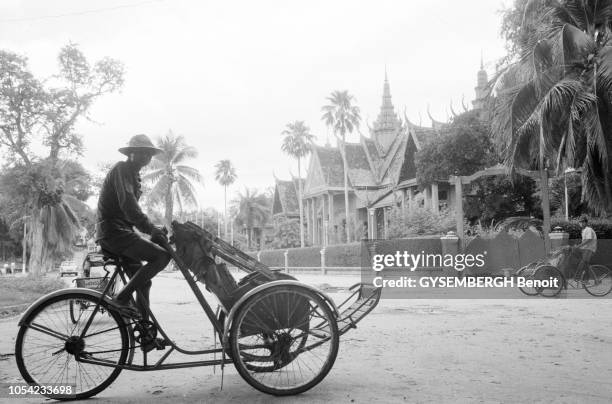 Phnom Penh, Cambodge, octobre 1990 --- Thierry de Beaucé, secrétaire d'Etat auprès du ministre des Affaires étrangères, Roland Dumas, chargé des...