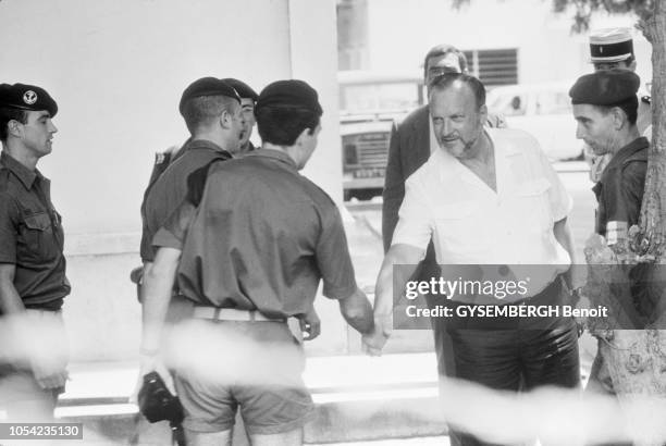 Djamena, Tchad, 27 août 1983 --- Le ministre français de la Défense, Charles HERNU, en visite d'inspection du détachement français de l'opération...