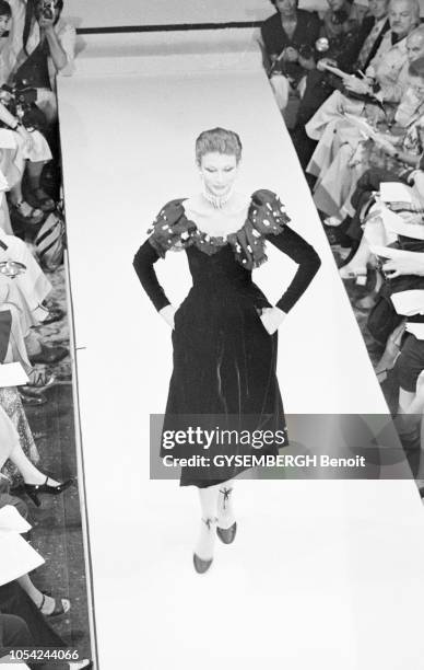 Paris, France, 1976 --- Défilé de la collection haute couture Hiver 1976-1977 de Pierre Balmain. Vue plongeante sur le podium où défile une...