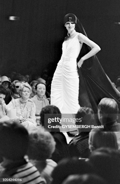 Paris, France, 1976 --- Défilé de la collection haute couture Hiver 1976-1977 de Pierre Balmain. Mannequin défilant sur le podium en longue robe...