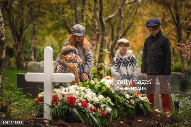 kinder besuchen das grab des verstorbenen geliebten. - mourning stock-fotos und bilder