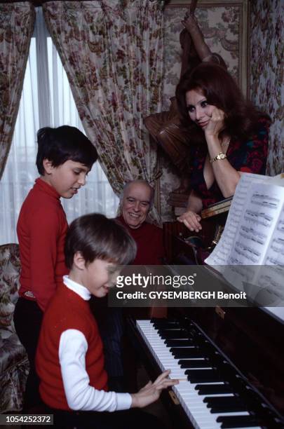 Mars 1980 --- Sophia LOREN et son mari Carlo PONTI chez eux avec leurs deux enfants Carlo Jr. Et Eduardo. Carlo Junior, 11 ans, a obtenu un troisième...