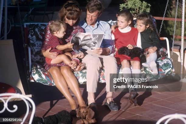 Août 1964 --- Jean-Paul BELMONDO en vacances en famille avec son épouse Elodie et leurs trois enfants Patricia, Florence et Paul. La famille BELMONDO...