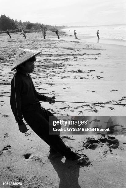 Île de Sumatra, Asie, 1989 --- Pendant six mois, le photographe Benoît Gysembergh a traqué à travers continents et océans la ligne imaginaire qui...