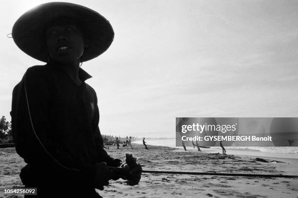 Île de Sumatra, Asie, 1989 --- Pendant six mois, le photographe Benoît Gysembergh a traqué à travers continents et océans la ligne imaginaire qui...