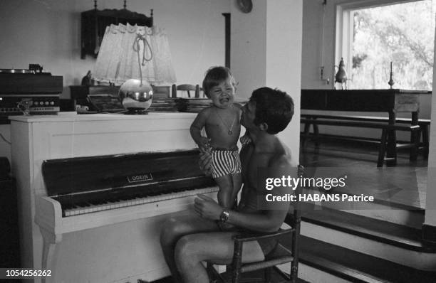 Dans le Var, 24 août 1964 --- Jean-Paul BELMONDO en vacances en famille avec son épouse Elodie et leurs trois enfants Patricia 11 ans, Florence 5 ans...