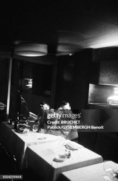 Paris, France, octobre 1977 --- Jacques BREL barbu dînant dans un restaurant avec sa compagne Maddly BAMY.