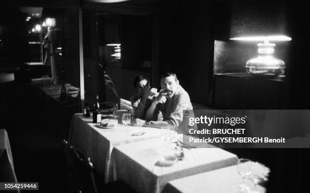 Paris, France, octobre 1977 --- Jacques BREL barbu dînant dans un restaurant avec sa compagne Maddly BAMY.