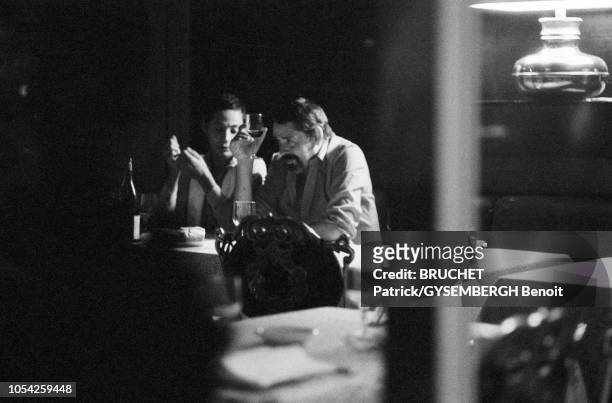 Paris, France, octobre 1977 --- Jacques BREL barbu dînant dans un restaurant avec sa compagne Maddly BAMY.