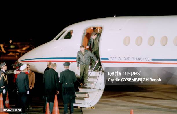 Villacoublay, France, 12 décembre 1995 --- Sur la base aérienne de Villacoublay, le président Jacques CHIRAC et le préfet du Var Jean-Charles...