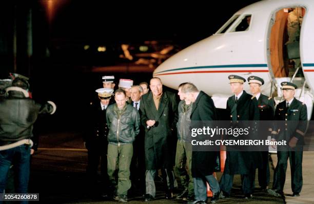 Villacoublay, France, 12 décembre 1995 --- Sur la base aérienne de Villacoublay, le président Jacques CHIRAC et le préfet du Var Jean-Charles...