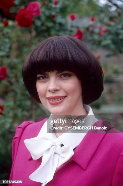 Avignon, France - 14 mai 1984 - La chanteuse Mireille MATHIEU en famille avec ses parents, ses frères et soeur, sa nièce. Portrait de trois-quarts,...