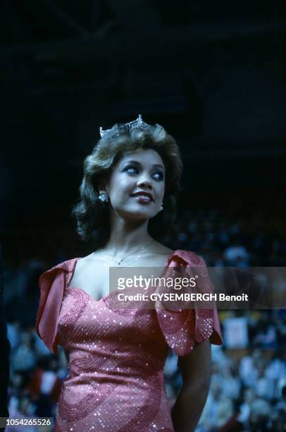 Vanessa Williams is crowned Miss America 1984 at the Boardwalk Hall in Atlantic City, New Jersey on September 17, 1983. Etats-Unis - Septembre 1983 -...