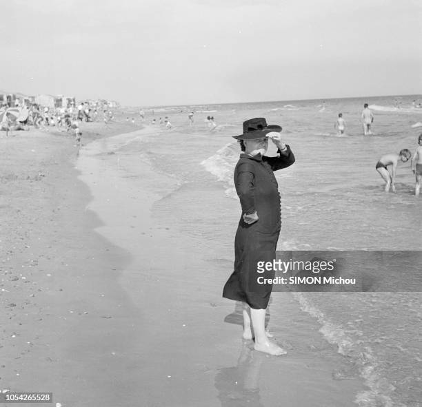Palavas-les-Flots, France, août 1950 --- Les vacances d'été à Palavas-les-Flots, station balnéaire méditerranéenne sur le golfe du Lion. Une femme en...