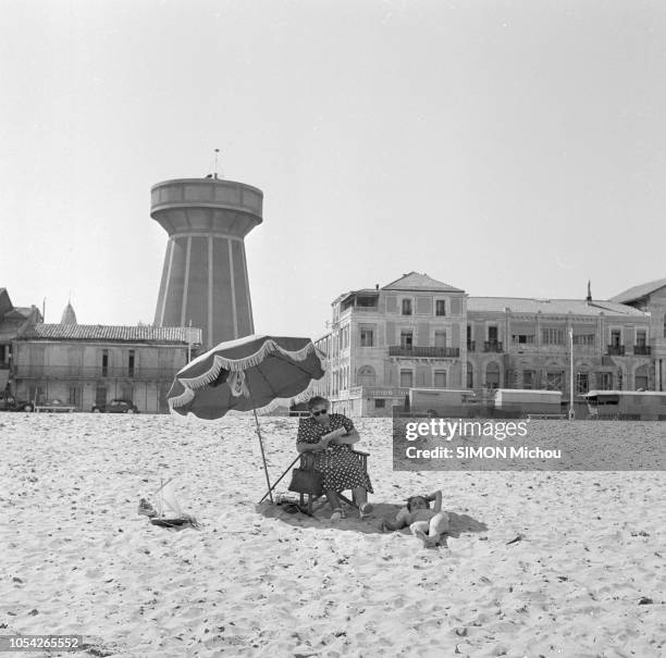 Palavas-les-Flots, France, août 1950 --- Les vacances d'été à Palavas-les-Flots, station balnéaire méditerranéenne sur le golfe du Lion. Une femme...