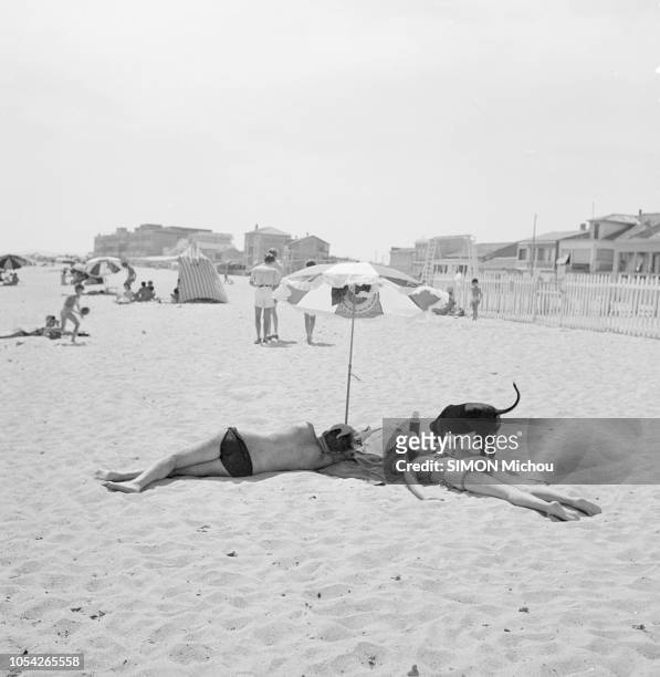 Palavas-les-Flots, France, août 1950 --- Les vacances d'été à Palavas-les-Flots, station balnéaire méditerranéenne sur le golfe du Lion. Des...