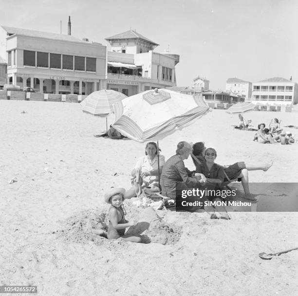 Palavas-les-Flots, France, août 1950 --- Les vacances d'été à Palavas-les-Flots, station balnéaire méditerranéenne sur le golfe du Lion. Des groupes...