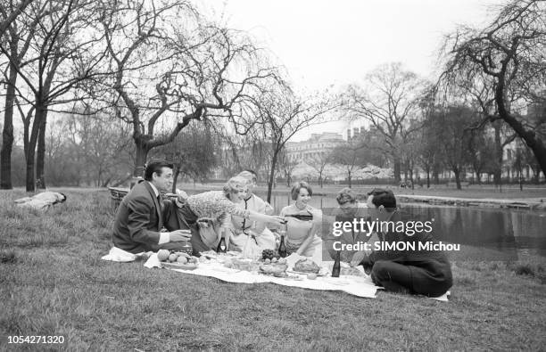 Londres, Royaume-Uni, mars 1957 --- Dix comédiens français se sont rendus à Londres pour représenter leur pays à l'occasion du 2e Festival du film...