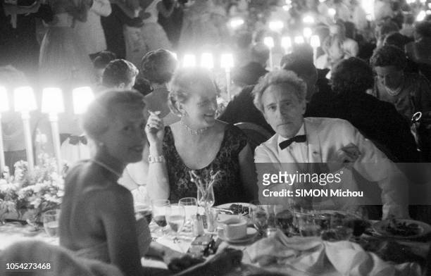Principauté de Monaco, 31 août 1958 --- Le chanteur américain Harry Belafonte en concert à Monte-Carlo. Ici, le cinéaste, poète et dramaturge Jean...