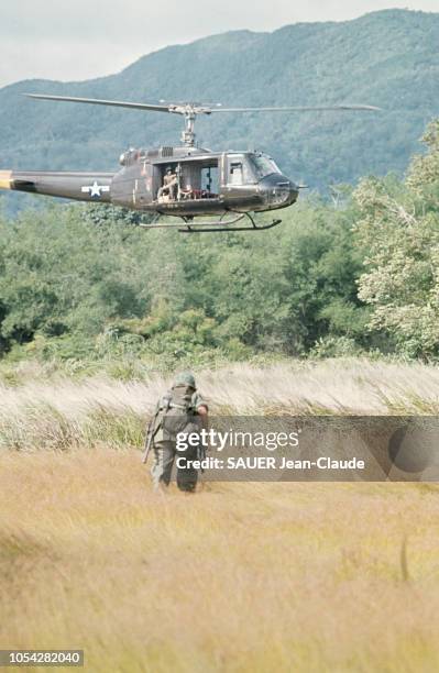 Deux reporters de Paris Match - Jean-Claude SAUER et Jean DURIEUX - ont vécu quatre-vingt dix jours au milieu des paras et des Marines des "Special...