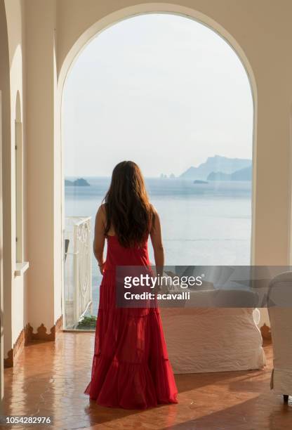 italien. junge frau an der amalfi küste. - red dress stock-fotos und bilder