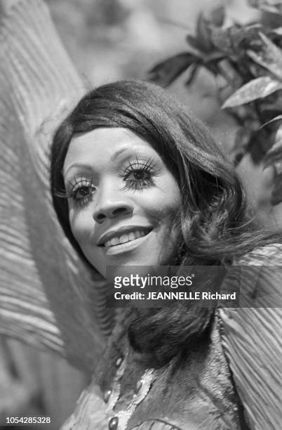 Nice, France, 13 juillet 1977 --- La Grande Parade du Jazz aux arènes et jardins de Cimiez à Nice. Portrait d'une femme souriante, portant de grands...