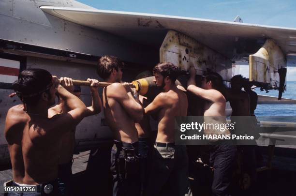 Mai-juin 1972 --- A cinq heures de Saigon, face aux côtes du Nord-Vietnam, le porte-avions "Coral Sea", le navire-amiral de la 7e Flotte américaine,...