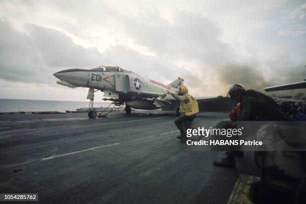 Mai-juin 1972 --- A cinq heures de Saigon, face aux côtes du Nord-Vietnam, le porte-avions "Coral Sea", le navire-amiral de la 7e Flotte américaine,...
