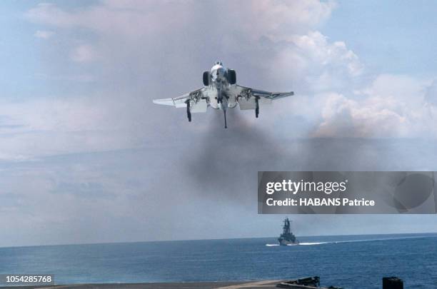 Mai-juin 1972 --- A cinq heures de Saigon, face aux côtes du Nord-Vietnam, le porte-avions "Coral Sea", le navire-amiral de la 7e Flotte américaine,...