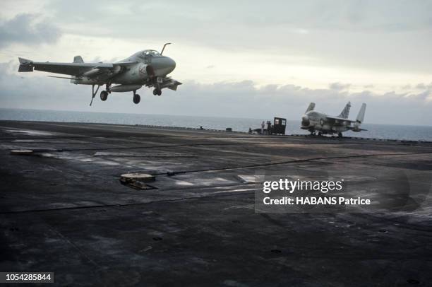 Mai-juin 1972 --- A cinq heures de Saigon, face aux côtes du Nord-Vietnam, le porte-avions "Coral Sea", le navire-amiral de la 7e Flotte américaine,...