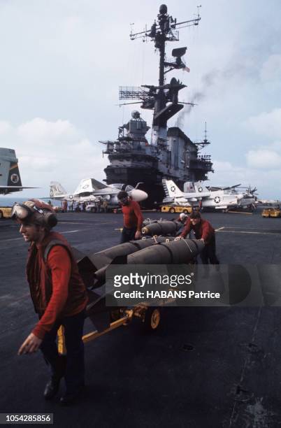 Mai-juin 1972 --- A cinq heures de Saigon, face aux côtes du Nord-Vietnam, le porte-avions "Coral Sea", le navire-amiral de la 7e Flotte américaine,...