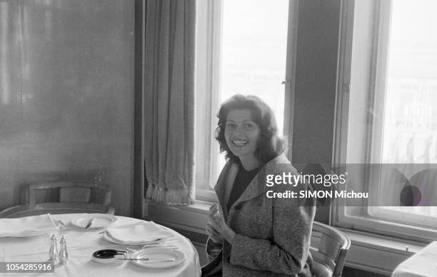 Cherbourg, France, octobre 1955 --- L'actrice américaine Rita HAYWORTH débarque en France avec ses filles. Ici, de trois-quarts, souriante, assise...