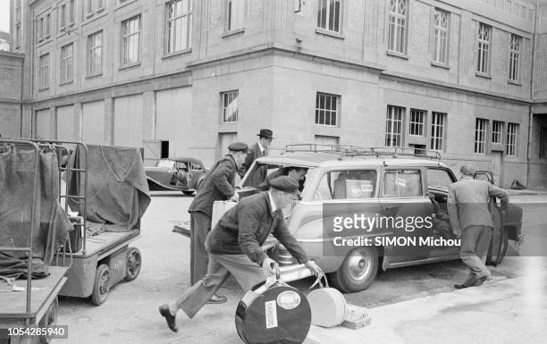 Cherbourg, France, octobre 1955 --- L'actrice américaine Rita HAYWORTH débarque en France avec ses filles. Ici, des bagagistes chargeant ses...