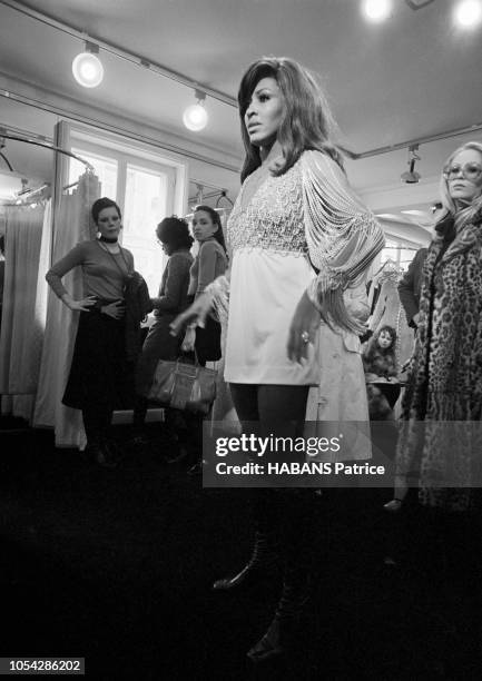 Paris, France, janvier 1971 --- La chanteuse américaine Tina TURNER, de passage à Paris avec son mari Ike et leur troupe, vient de faire une...