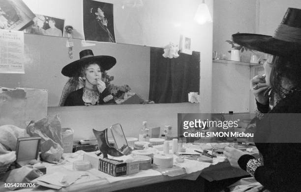 Londres, Angleterre, mars 1957 --- L'actrice Edwige FEUILLERE joue à Londres trois grands classiques du théâtre français : "La Parisienne" ; "La...