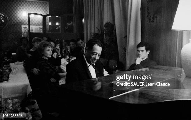 Paris, France, 7 décembre 1960 --- Dîner au restaurant des "Petits Pavés" donné en l'honneur de Duke ELLINGTON, de passage à Paris pour réaliser la...