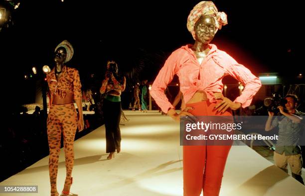 Bénin, 1995 --- Les stylistes africains présentent leurs créations dans le cadre de "Modafolies" à l'occasion du Sommet de la Francophonie à Cotonou...