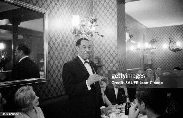 Paris, France, 7 décembre 1960 --- Dîner au restaurant des "Petits Pavés" donné en l'honneur de Duke ELLINGTON, de passage à Paris pour réaliser la...