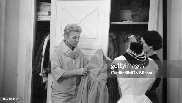 Paris, France, juillet 1955 --- L'actrice américaine Judy HOLLIDAY passe quatre jours de vacances à Paris. Ici, regardant une robe dans une boutique...