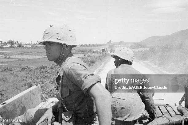 Juillet 1965 --- Les Marines U.S. Lors d'une opération : l'attaque du village de LIMY. Deux soldats américains roulant sur une route vietnamienne,...