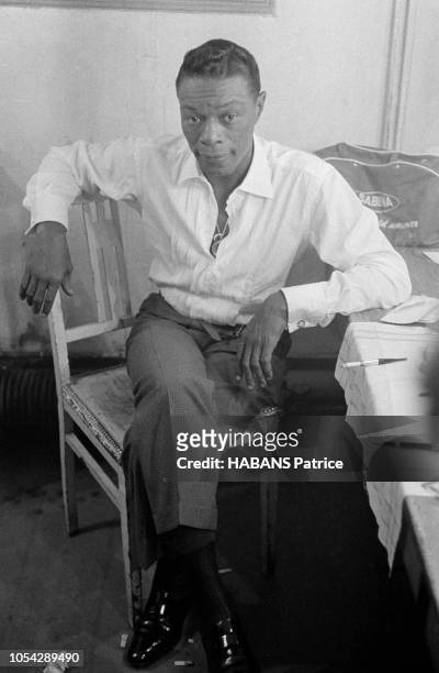 Paris, France, 19 avril 1960 --- Le chanteur et pianiste de jazz et de rhythm and blues américain Nat King COLE en concert à l'Olympia avec le Quincy...
