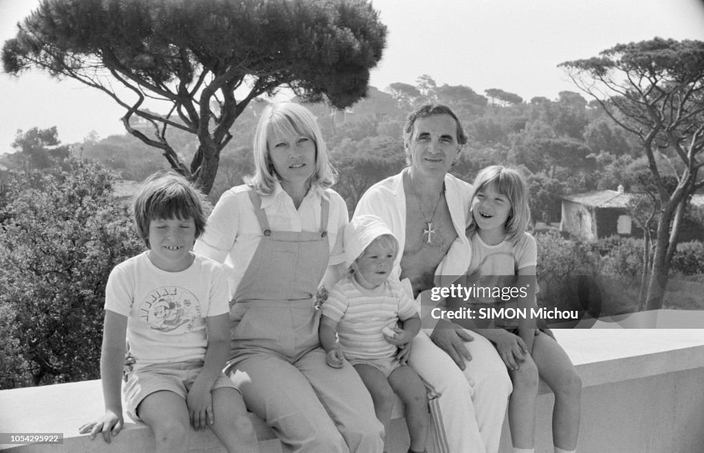Charles Aznavour En Vacances Dans Le Sud Avec Son Epouse Ulla Et Leurs Trois Enfants