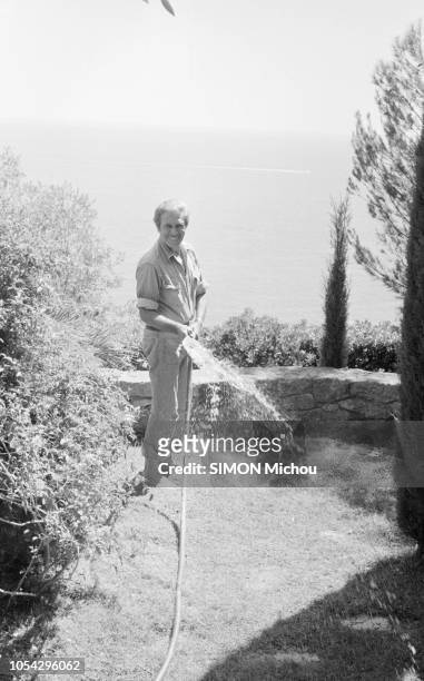 Théoule-sur-Mer, France, 27 août 1979 --- Rendez-vous chez Jean SABLON, 73 ans, au dessus de la baie de Cannes. Ici, arrosant son jardin avec un...