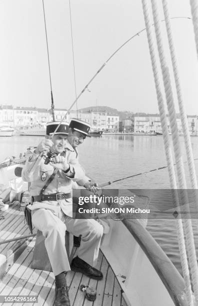 Saint-Tropez, France, mai 1982 --- Louis DE FUNES et Michel GALABRU, tous deux en tenue de gendarme, sur le tournage du film "Le gendarme et les...