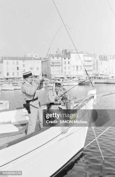 Saint-Tropez, France, mai 1982 --- Louis DE FUNES et Michel GALABRU, tous deux en tenue de gendarme, sur le tournage du film "Le gendarme et les...