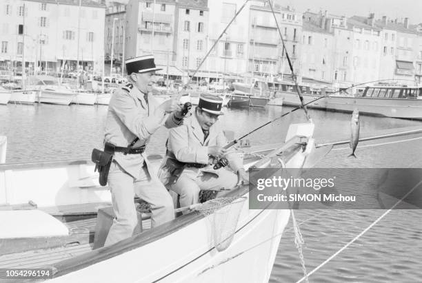 Saint-Tropez, France, mai 1982 --- Louis DE FUNES et Michel GALABRU, tous deux en tenue de gendarme, sur le tournage du film "Le gendarme et les...