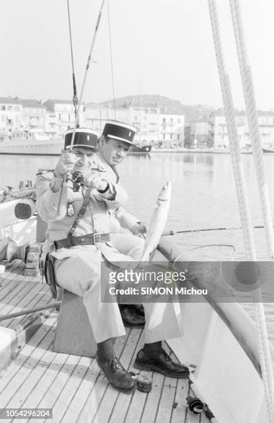 Saint-Tropez, France, mai 1982 --- Louis DE FUNES et Michel GALABRU, tous deux en tenue de gendarme, sur le tournage du film "Le gendarme et les...