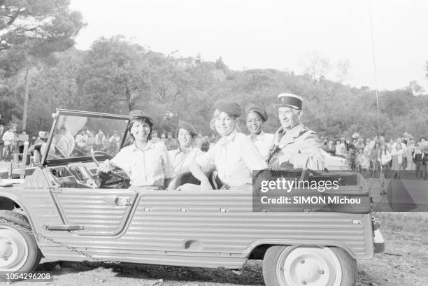 Saint-Tropez, France, avril 1982 --- Louis DE FUNES, en tenue de gendarme, sur le tournage du film "Le gendarme et les gendarmettes", de Jean...