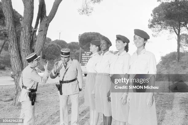 Saint-Tropez, France, avril 1982 --- Louis DE FUNES et Michel GALABRU, tous deux en tenue de gendarme, sur le tournage du film "Le gendarme et les...