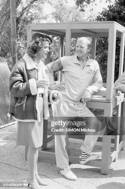 Saint-Tropez, France, avril-mai 1982 --- Le tournage du film "Le gendarme et les gendarmettes", de Jean Girault. Ici, Babeth ETIENNE-HALLYDAY, qui...